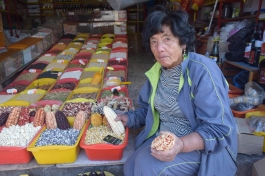 Doña Sara Wasi, guardiana de semillas, si acaso vas a Cusco no dejes de visitarla frente a la plaza de mercado. Fuente: 3Colibrís.